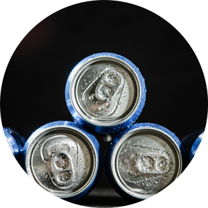 refreshing-soda-cans-with-condensation-against-bla-2026-03-09-03-55-06-utc copia